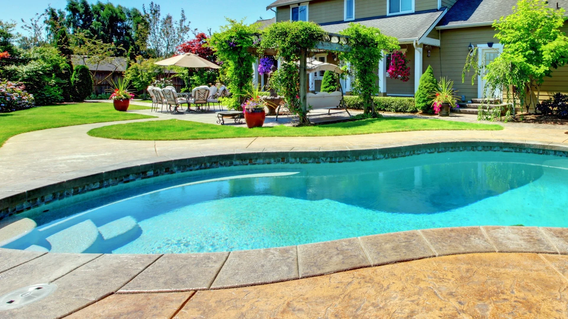 Fiberglass Pools: Weighing the Pros & Cons